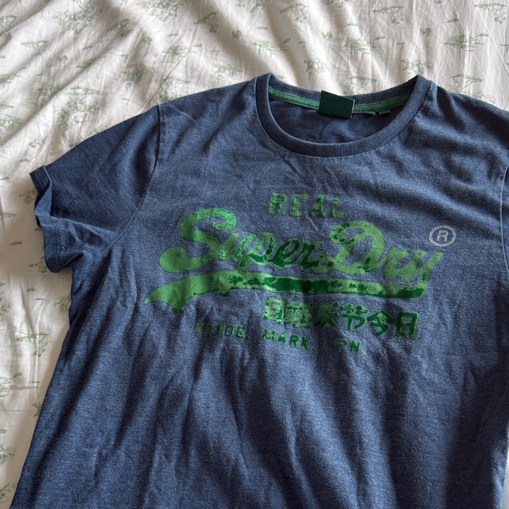 Suze XL Superdry Men's Denim Blue Tee with Green Logo (more a men’s M/L)